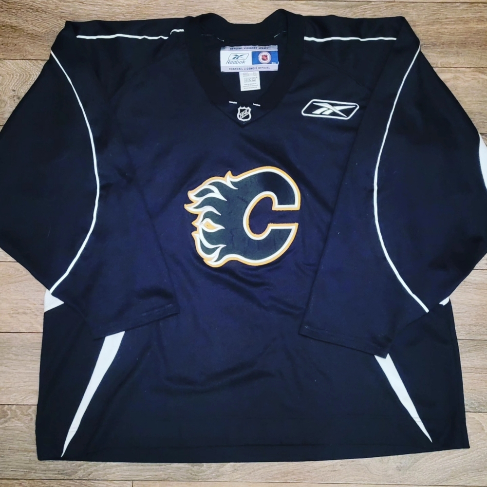 Size Adult XXL Reebok Calgary Flames Black NHL Hockey Practice Jersey.